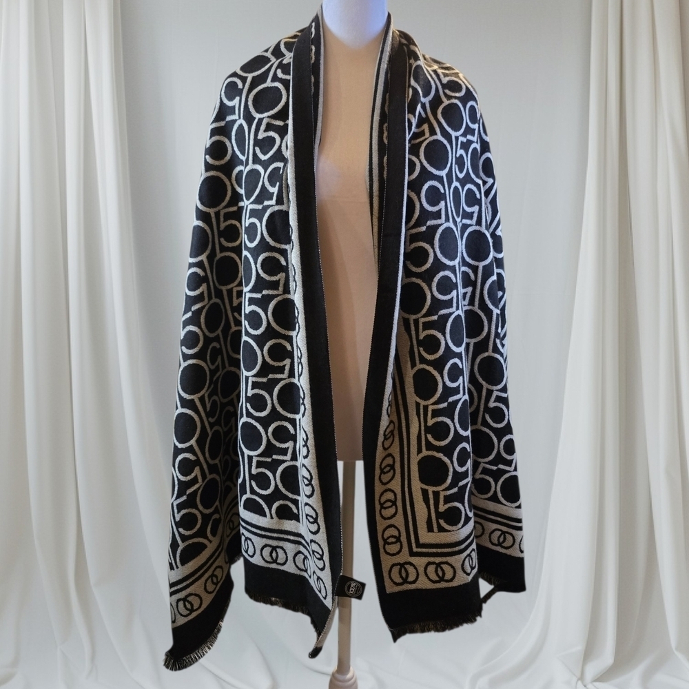 Bloomingdales Black and White Patterned Shawl/scart